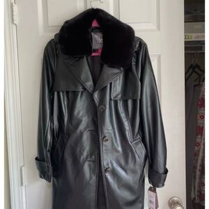leather jacket ,
detachable collar ,
faux fur ,
Nwt never worn/used